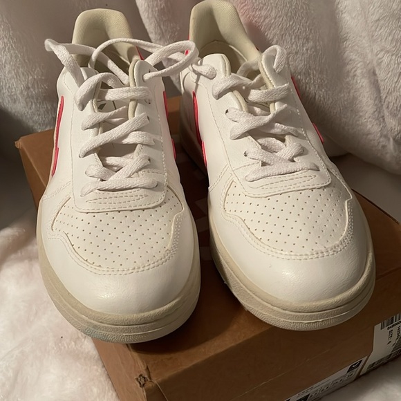 *NIB* Veja V-10 Vegan Neon White Rose Size 40/8.5 Brand New $195 - Picture 2 of 3